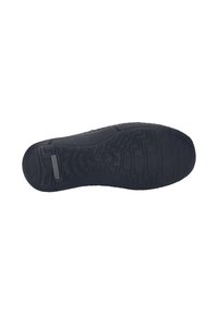 Zwarte rubberen schoenzool met een gestructureerd, golvend loopvlakpatroon. Bevat een gemerkt label aan de zijkant. Duurzaam en flexibel ontwerp.