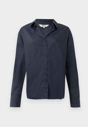 T tumed sinine pika varrukaga nööpidega särk, terava kraega ja vabalt istuv, esitlemiseks valge tausta ees.