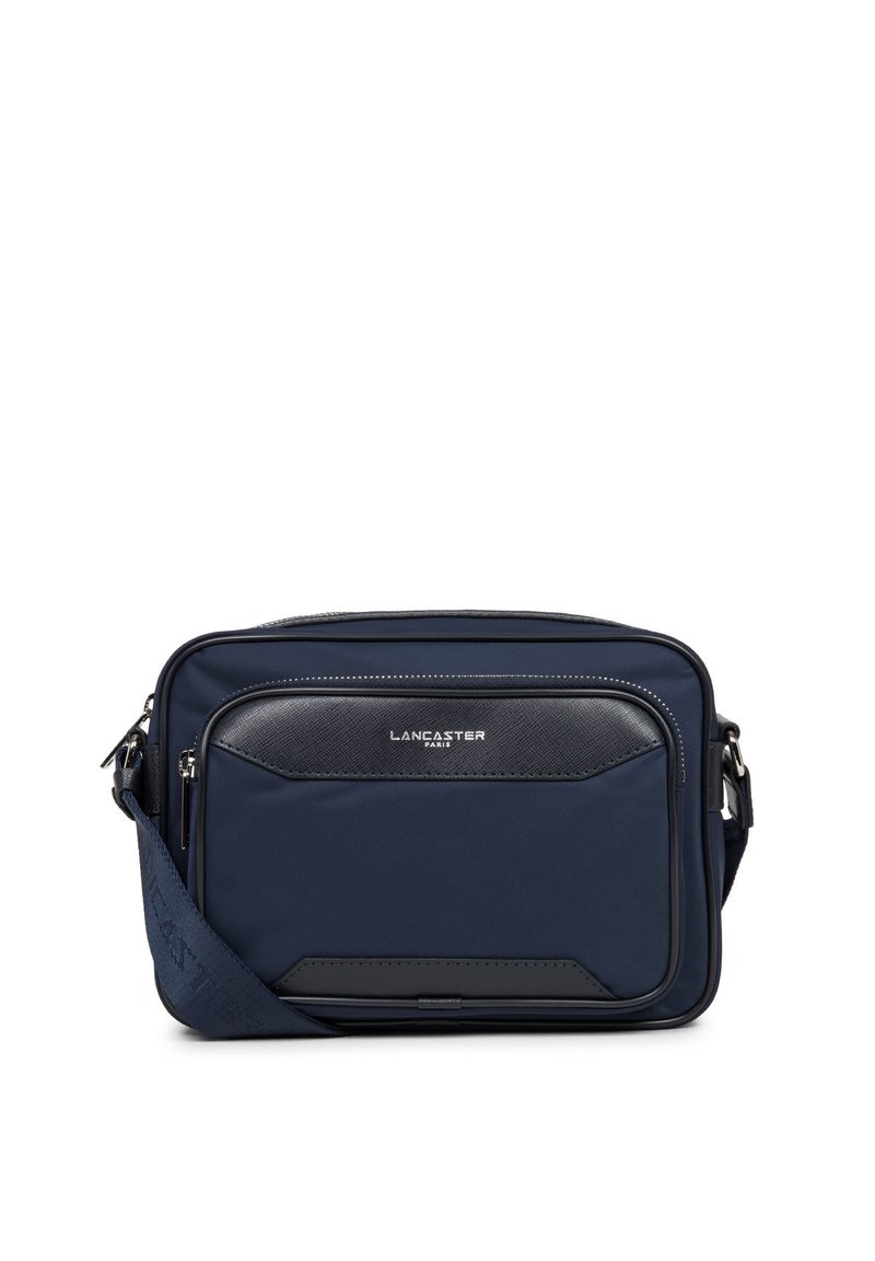 Sac messager marine avec une poche avant en cuir noir texturé et quincaillerie en argent. Dispose d'une sangle ajustable et de compartiments zippés.