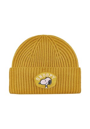 Senfgelbe gerippte Strickmütze mit umgeschlagenem Saum, auf dem ein Snoopy-Charakter-Patch und weißer Text vorne zu sehen sind.