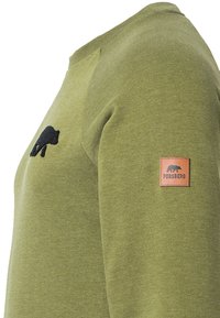 Olijfgroene crewneck sweatshirt van zacht materiaal, met een zwart berenlogo en een bruine leren Forsberg-patch op de mouw.