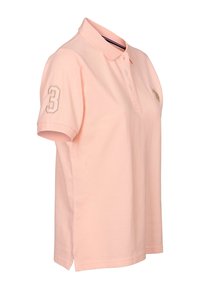 Polo en coton rose doux avec un col à revers, une patte à trois boutons, des manches courtes et une fente latérale. Présente un numéro 3 brodé.