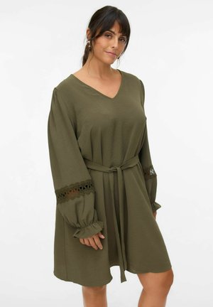 Robe vert olive avec un décolleté en V, manches bouffantes longues et finitions en dentelle aux poignets ; comprend une ceinture à nouer à la taille. Texture lisse.