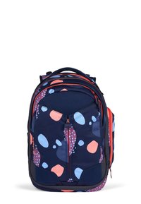 Marineblauer Rucksack mit einem geometrischen Muster aus rosa und blauen Formen, vorderer Reißverschlusstasche, gepolstertem Rücken und doppelt verstellbaren Trägern. Strukturiertes Material.
