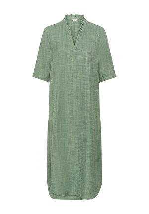 Īsām piedurknēm, līdz ceļiem garš kleitas modelis gaiši zaļā audumā ar teksturētu apdari un viļņotu, V veida kaklu. Smalki sānu šķēlumi apakšmalā.