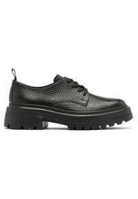 Chaussure noire en cuir à lacets avec surface texturée, épaisse semelle noire, léger talon et une languette à boucle à l'arrière pour un enfilage facile.