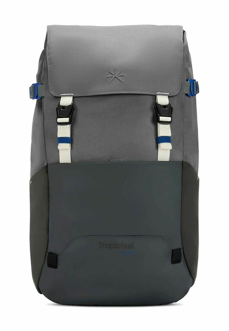 Mochila de tela gris con un diseño de parte superior enrollable, que cuenta con correas azules y blancas, un fondo gris oscuro y un logo impreso cerca de la base.