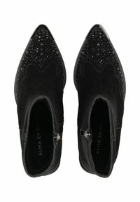Botines negros al tobillo con parte superior de ante, punta afilada, detalles decorativos de cuentas, puntera metálica en contraste y cierre con cremallera lateral.
