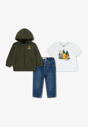 Kinderbekleidungs-Set mit grünem Zip-Hoodie, blauer Jeans und weißem T-Shirt mit Bären- und Campingzeltgrafik sowie Levi's-Logo.