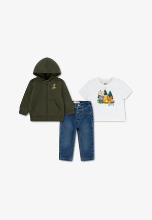 Børnetøjssæt med grøn hættetrøje med lynlås, blå jeans og hvid T-shirt med bjørn og campingtelt-grafik med Levi's-logo.