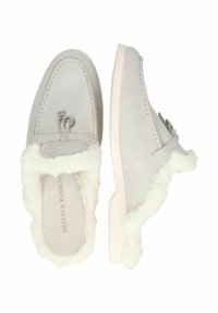 Pantofole grigio chiaro in morbido suede con una soffice fodera in pelliccia bianca, dotate di un accento decorativo in metallo argentato sul lato.