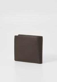 Portefeuille en cuir marron avec une surface texturée, design bi-fold et forme rectangulaire épurée. Présente des coutures visibles le long des bords.
