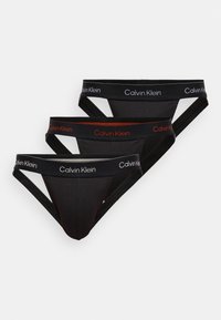 Czarne bawełniane majtki, trzy sztuki w zestawie z elastycznymi pasami. Zawierają branding Calvin Klein, czerwone i białe akcenty na pasach oraz elegancki design.