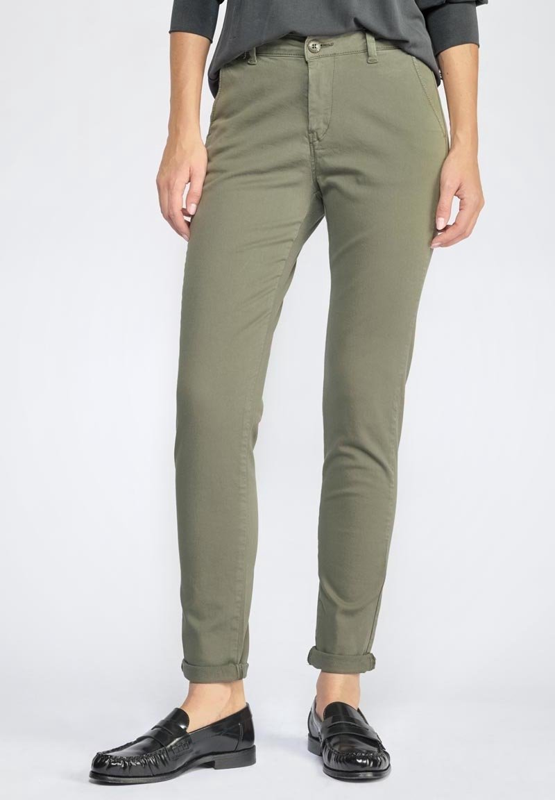 Gröna bomullstwillbyxor med smal passform, med midjehöst, uppvikta ben och framfickor, kombinerat med svarta loafers.