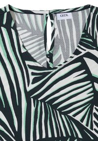 Tissu à col en V avec un motif abstrait de feuilles noir, blanc et vert, comportant une petite ouverture en forme de goutte dans le dos et une étiquette de la marque CECIL.