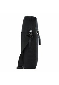 Borsa a spalla nera con forma rettangolare, realizzata in tessuto resistente, presenta una chiusura con zip, una tracolla regolabile e elementi di design eleganti.