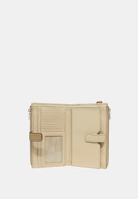 Portafoglio beige con molte fessure per carte, una finestra trasparente per l'ID e una chiusura a scatto. Superficie liscia con un compartimento zip sul lato.