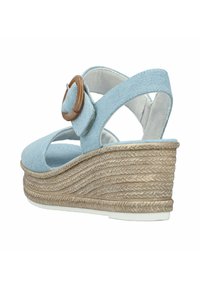 Sandale compensée en tissu bleu avec un bout arrondi, une bride à la cheville ajustable ornée d'une boucle décorative, et une plateforme en corde texturée.