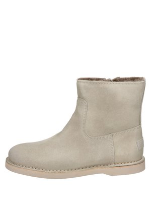 Bottine en suède beige avec une doublure intérieure douce, bout arrondi et coutures minimales. Semelle en caoutchouc plate avec un léger talon.