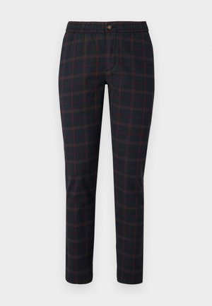 Pantaloni a scacchi neri e rossi con vita elastica, chiusura a bottone, gambe affusolate, texture liscia e senza tasche visibili.
