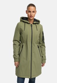 Olijfgroen waterdichte parka met een trekkoordcapuchon, ritssluiting, elastische manchetten, twee zijzakken en zwarte accenten.