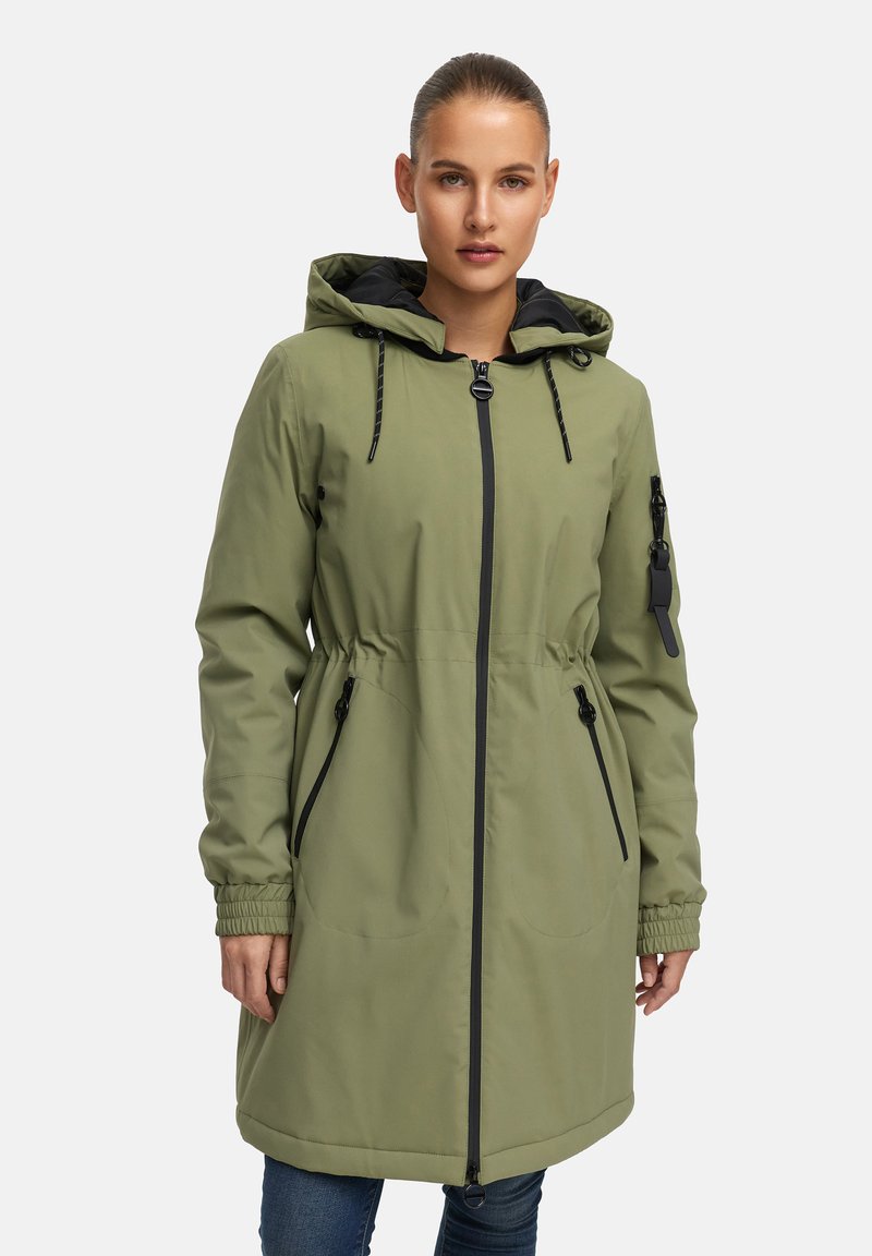 Olijfgroen waterdichte parka met een trekkoordcapuchon, ritssluiting, elastische manchetten, twee zijzakken en zwarte accenten.