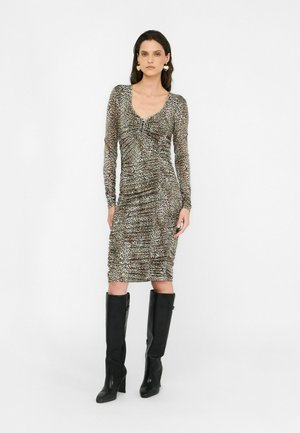 Leopardprint jurk met geplooide details, lange mouwen en een ronde halslijn, gecombineerd met zwart leren kniehoogte laarzen met hak.