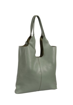 Groene leren totebag met twee schouderbanden en een glad, lichtjes getextureerd oppervlak, afgebeeld tegen een witte achtergrond.