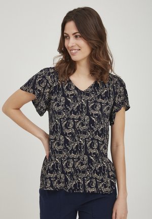 Marinblus med korta ärmar, V-ringning och ett texturerat tyg med ett kontrasterande guld animal print-mönster. Avslappnad passform med mjuka veck.