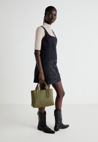 GAP STATEMENT UTILITY MINI - Obleka iz džinsa - black