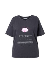 Zwarte katoenen T-shirt met korte mouwen, met een roze graphic van een rozenkwarts en tekst die liefde, genezing en medemenselijkheid promoot.