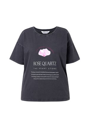 T-shirt in cotone nero con maniche corte, caratterizzata da una grafica rosa di quarzo rosa e un testo che promuove l'amore, la guarigione e la compassione.
