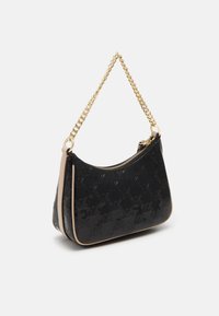 Svart lackläderväska med präglat logomönster, guldkedjesnodd och beige kantning, med dragkedjestängning för säker förvaring.