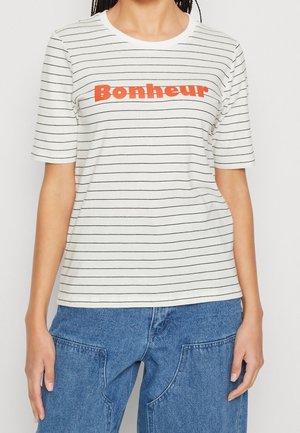 T-shirt rayé en crème avec des lignes noires, arborant le mot orange "Bonheur" sur la poitrine. Manches courtes et col rond.