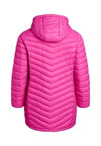 Rosa, gepolsterte Jacke mit einem Chevron-Steppmuster, ausgestattet mit einer Kapuze und langen Ärmeln. Der Stoff wirkt glänzend und hat eine glatte Textur.