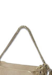 Beige leren handtas met gouden rits, sluitingen en een korte gouden kettinghandgreep op een witte achtergrond.