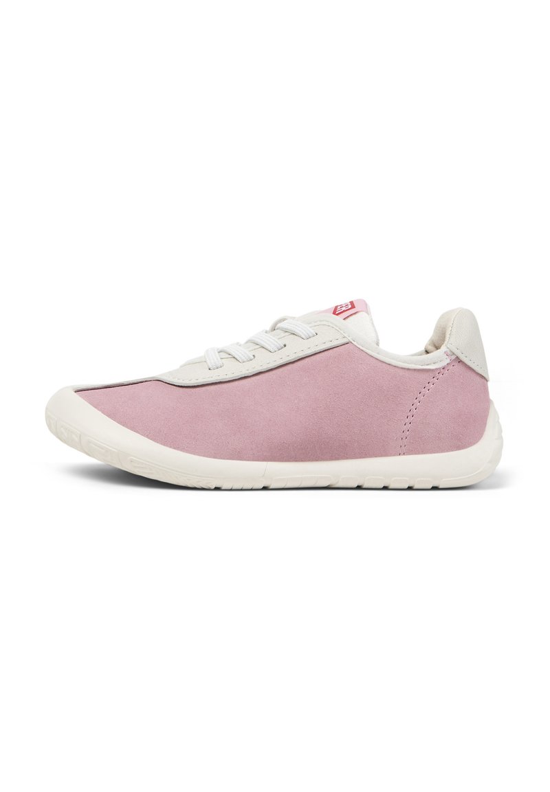 Baskets rose clair avec des lacets blancs et un talon crème, présentant un design décontracté et une semelle en caoutchouc, angulées pour montrer leur profil.