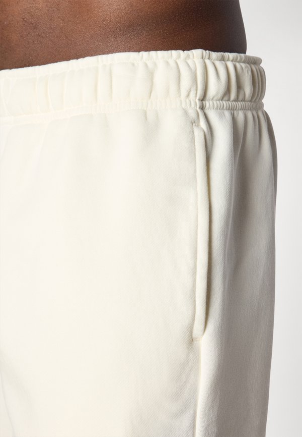 CENTRE SWEATSHORTS - Sports shorts - egret2