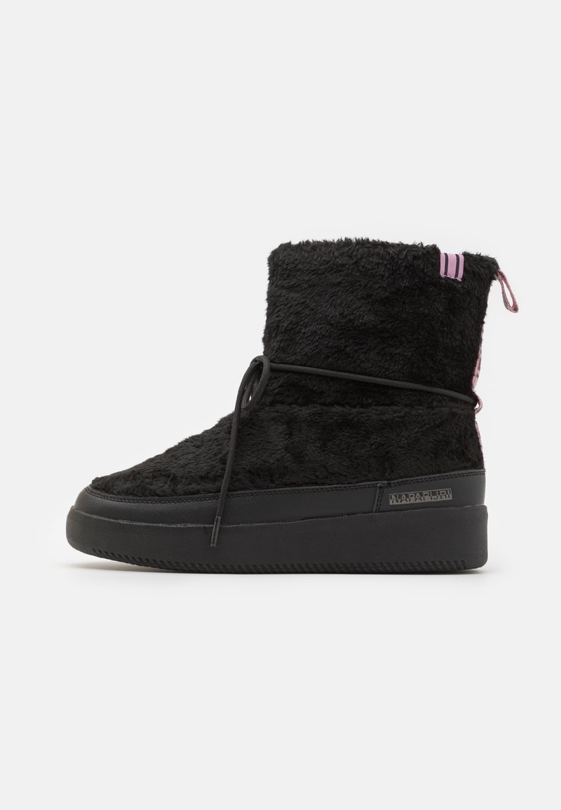 Svarte faux fur ankelstøvler med en teksturert overflate, som har en svart gummisåle, lisse og et rosa aksent bak.