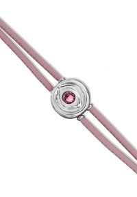 Colgante circular de plata con una piedra preciosa rosa en el centro, unido a dos cordones de cuero rosa suave. Superficie texturizada con un acabado liso.