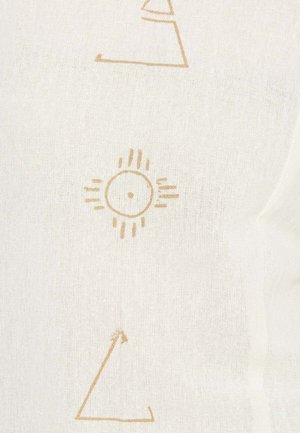 Tessuto di lino con motivi geometrici beige, inclusi un simbolo del sole e triangoli, su uno sfondo beige chiaro con una finitura testurizzata.