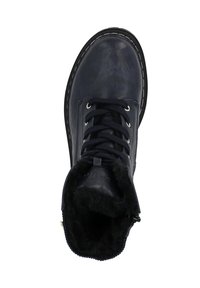 Stivale in pelle blu navy con rivestimento in ecopelliccia nera, punta tonda, sei fori per i lacci e cuciture bianche in contrasto. Suola piatta e altezza alla caviglia.