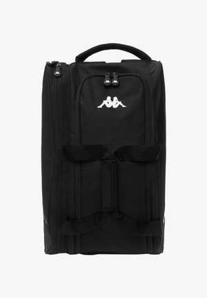 Zaino nero realizzato in tessuto resistente, con un comparto principale, doppie cerniere e un logo bianco. Include cinghie regolabili e dettagli laterali.