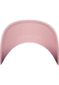 Visera de color rosa con una superficie lisa y texturizada y forma curva. Presenta acentos cosidos y un diseño de color sólido.