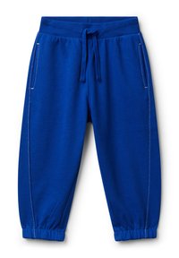 Niebieskie dresy z elastycznym paskiem w talii i mankietami, kieszeniami bocznymi oraz sznurkiem do regulacji w pasie, ułożone na płasko na białym tle.