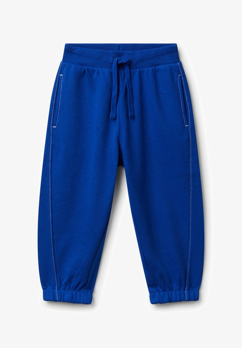 Niebieskie dresy z elastycznym paskiem w talii i mankietami, kieszeniami bocznymi oraz sznurkiem do regulacji w pasie, ułożone na płasko na białym tle.