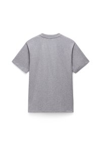Camiseta de algodón gris con mangas cortas, cuello redondo y una textura suave. La parte posterior es lisa, sin logotipos ni diseños visibles.