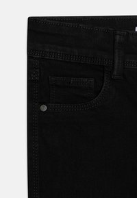 Svarta denimjeans med klassisk passform. Har en liten framficka och kontrasterande s�ömmar, designad med enkel knapp- och dragkedjestängning.