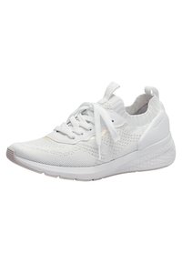 Hvit atletisk sneakers med strikket overdel i mesh materiale, snøring, polstret såle og subtile refleksdetaljer.