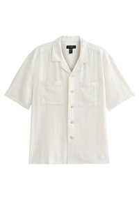 Wit linnen shirt met korte mouwen en een puntkraag, voorzien van twee voorzakken en een knoopsluiting aan de voorkant. Glad textuur.